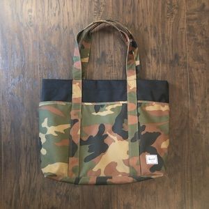 HERSCHEL SUPPLY CO. Large Camo Tote